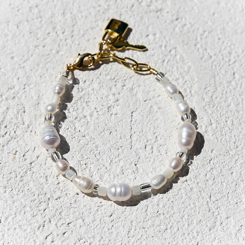 Simple Pearl Bracelet